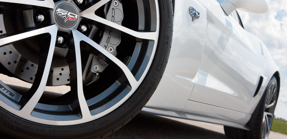 Description: C:\Users\Bill\Desktop\Corvette 427 Convertible Sports Car _ Chevrolet_files\2013-corvette-427-model-overview-exterior-cnt-well-1-980_003.jpg