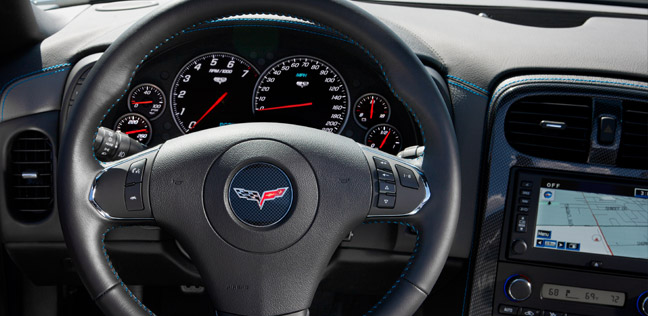 Description: C:\Users\Bill\Desktop\Corvette 427 Convertible Sports Car _ Chevrolet_files\2013-corvette-427-model-overview-interior-cnt-well-1-648_003.jpg